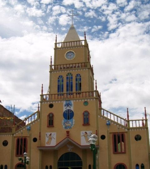 Reloj Monumental de Iglesia en Cajamarca